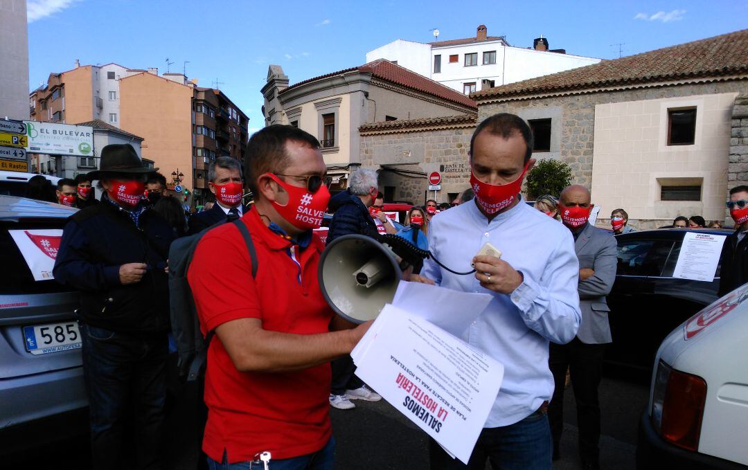 El presidente de la Federación de Hostelería, Víctor Gómez, ha leído el manifiesto con las reivindicaciones del sector