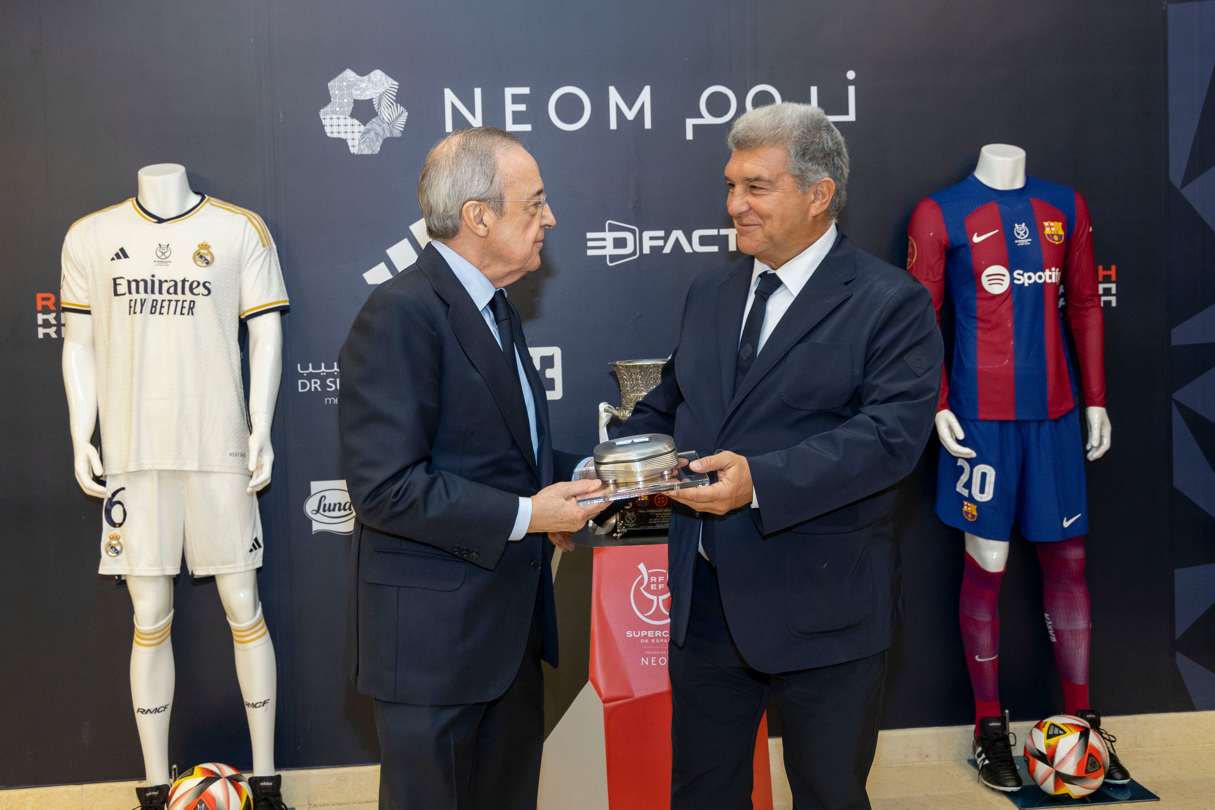 El presidente del Real Madrid, Florentino Pérez y el del FC Barcelona, Joan Laporta, durante un acto previo a la disputa de la final de la Supercopa de España 2024