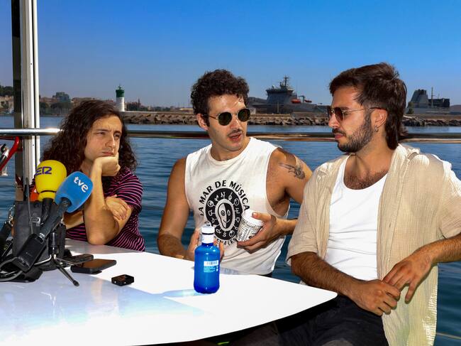 CARTAGENA, 01/07/2025.- El grupo Arde Bogotá presenta en rueda de prensa este martes su doble concierto en Cartagena, su ciudad natal, los días 4 y 5 de julio en la Cuesta de El Batel, dentro del festival Cartagena Suena. EFE/Juan Carlos Caval