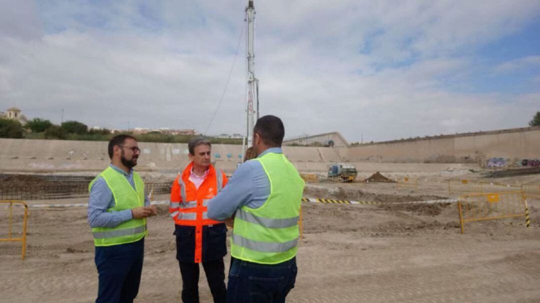 El alcalde de Lorca Diego José Mateos supervisa junto al director general de Carreteras, José Antonio Fernández Lladó, las obras de la ronda central