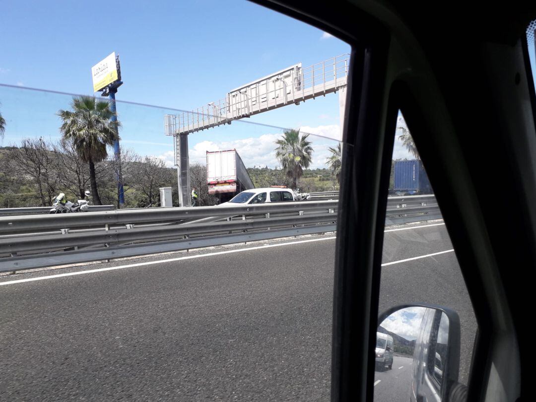 El camión fuera de la calzada en la A-7 en Torremolinos (Málaga)