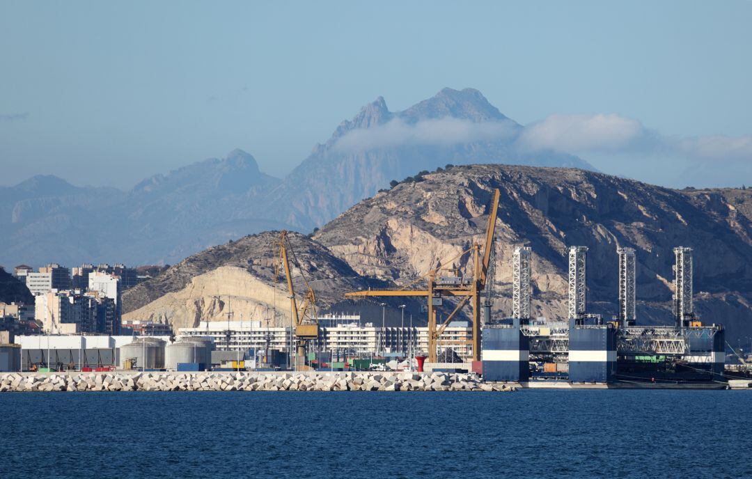 Imagen del puerto de Alicante con la ciudad y la Serra Grossa al fondo