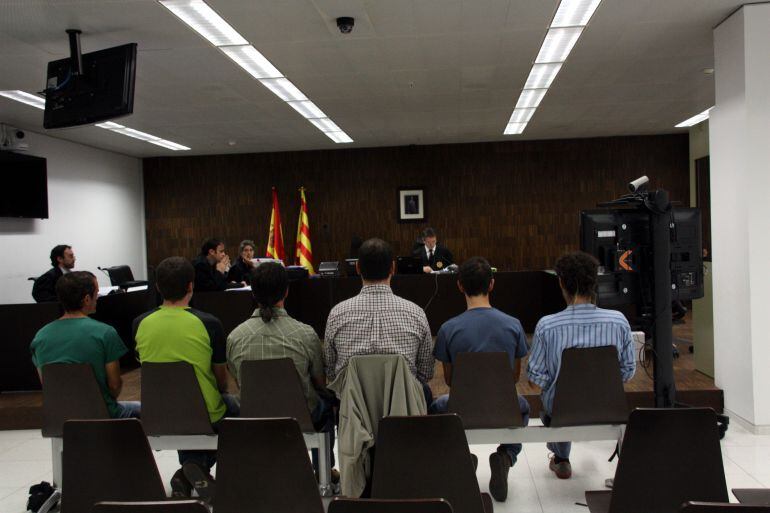 Els sis acusats pels fets ocorreguts en la mobilització del 6 d'octubre del 2007 en contra del Pla Caufec a la sala 221 de la Ciutat de la Justícia, just abans que comencés el judici.