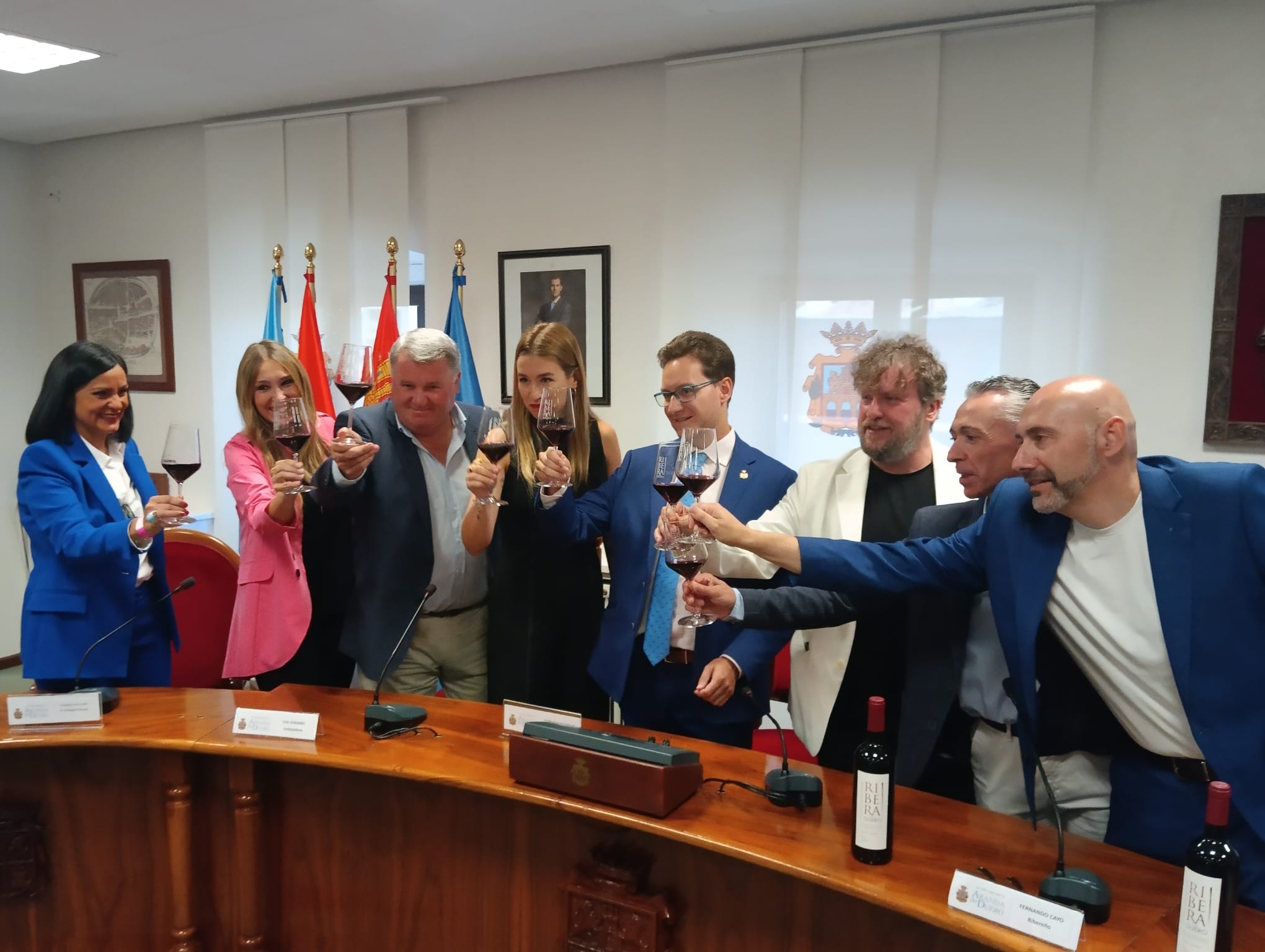 Brindis institucional con los dos personajes invitados, a ambos lados del alcalde