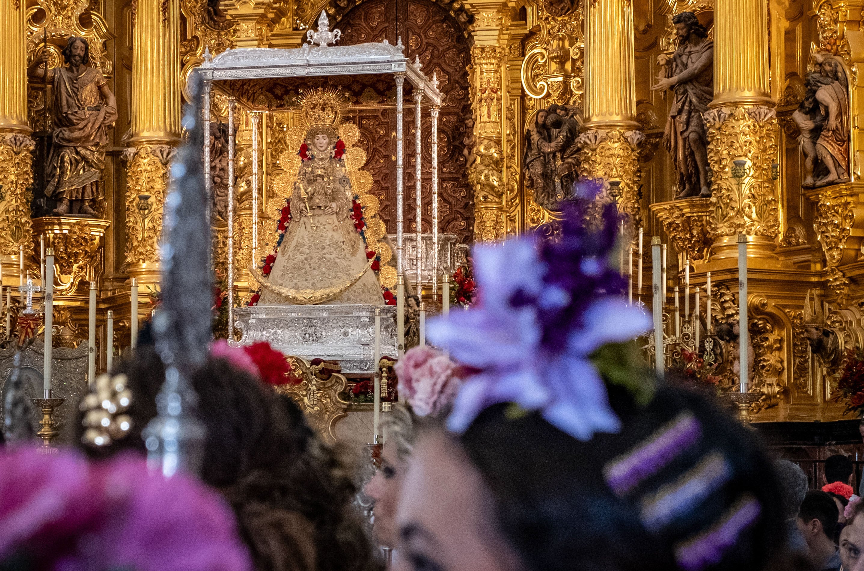 EL ROCÍO (HUELVA) 17/05/2024.- La imagen de la Virgen del Rocío en su santuario, ubicado en la aldea almonteña de El Rocío (Huelva). EFE/ Julián Pérez
