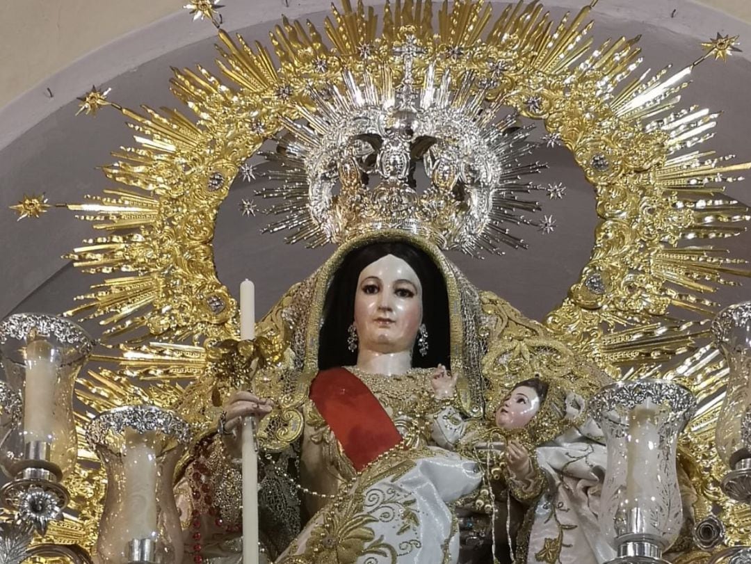 La Virgen del Rosario de Carrión de los Céspedes con la corona que lució hasta 1944 y que volverá a sacar este domingo tras el robo de la actual el pasado miércoles