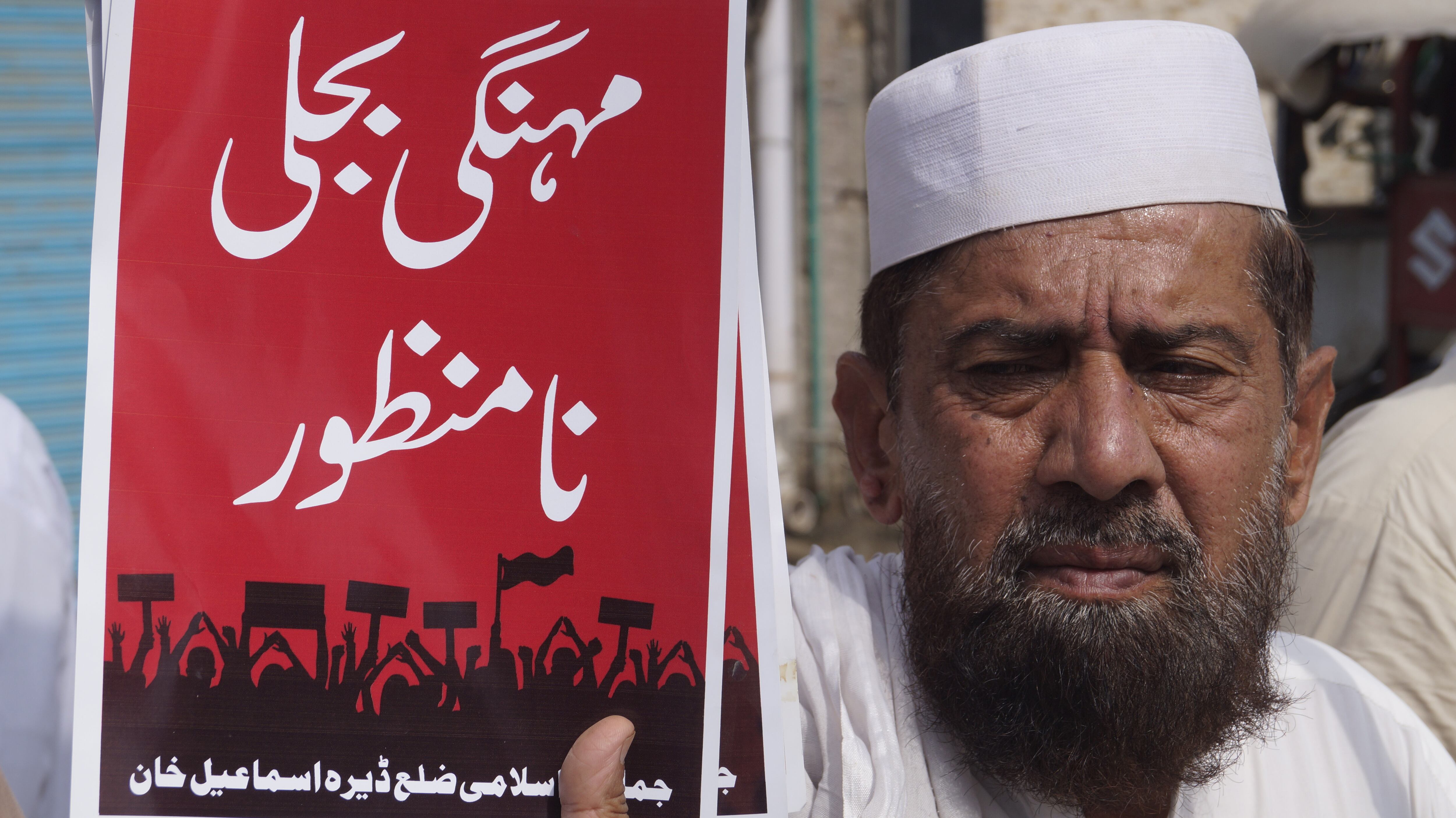 Un pakistaní protesta por los altos precios del carburante por la guerra de EEUU e Israel contra Irán.