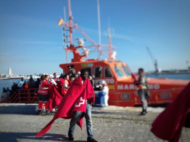 Imagen de archivo de un grupo de inmigrantes trasladados al Puerto de Málaga