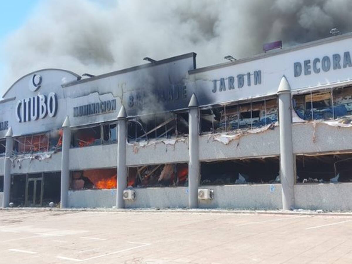 Los bomberos dan por extinguido el incendio de la nave industrial Citubo tras más de 30 horas trabajando