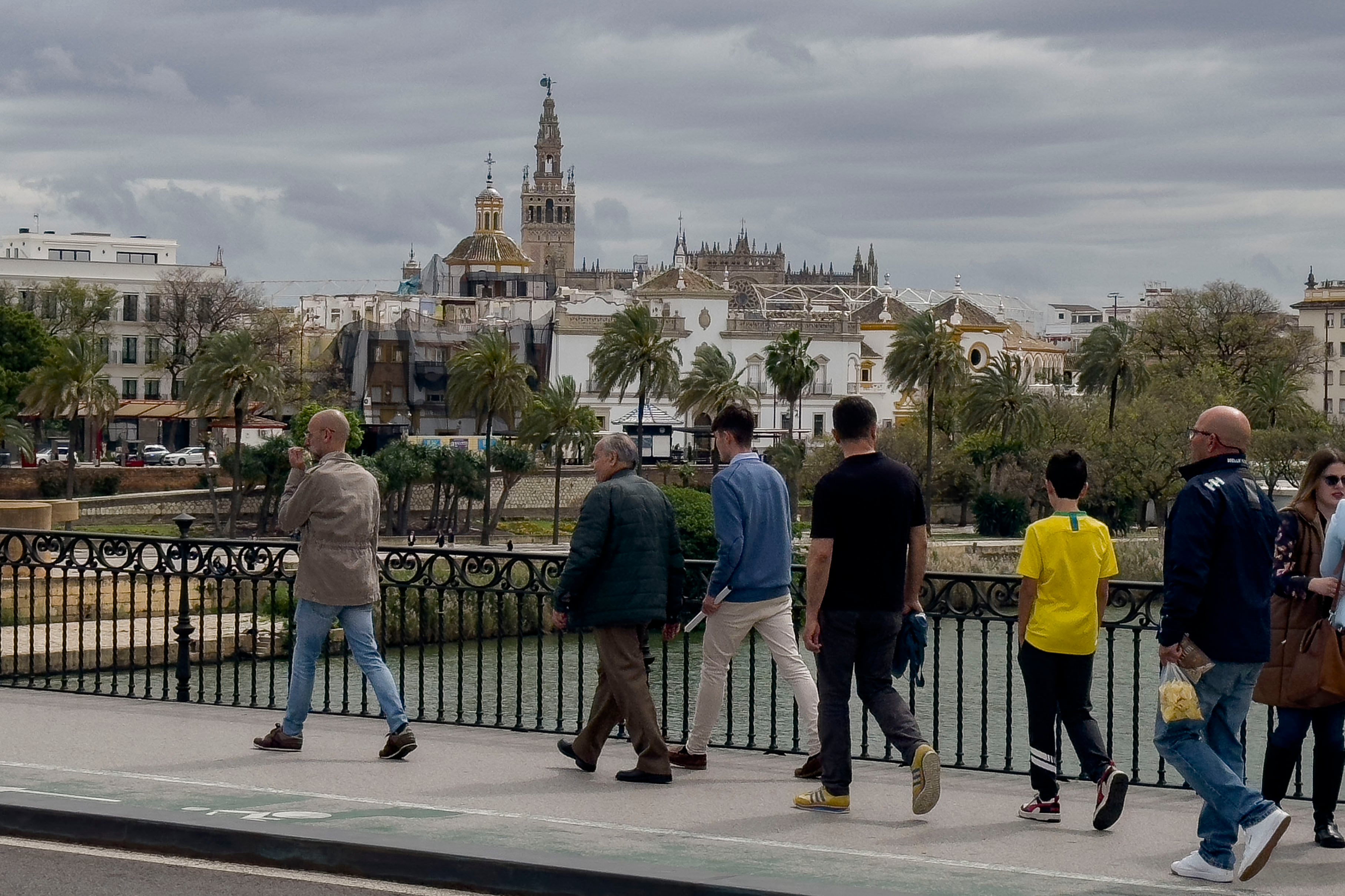 Sevillanos paseando