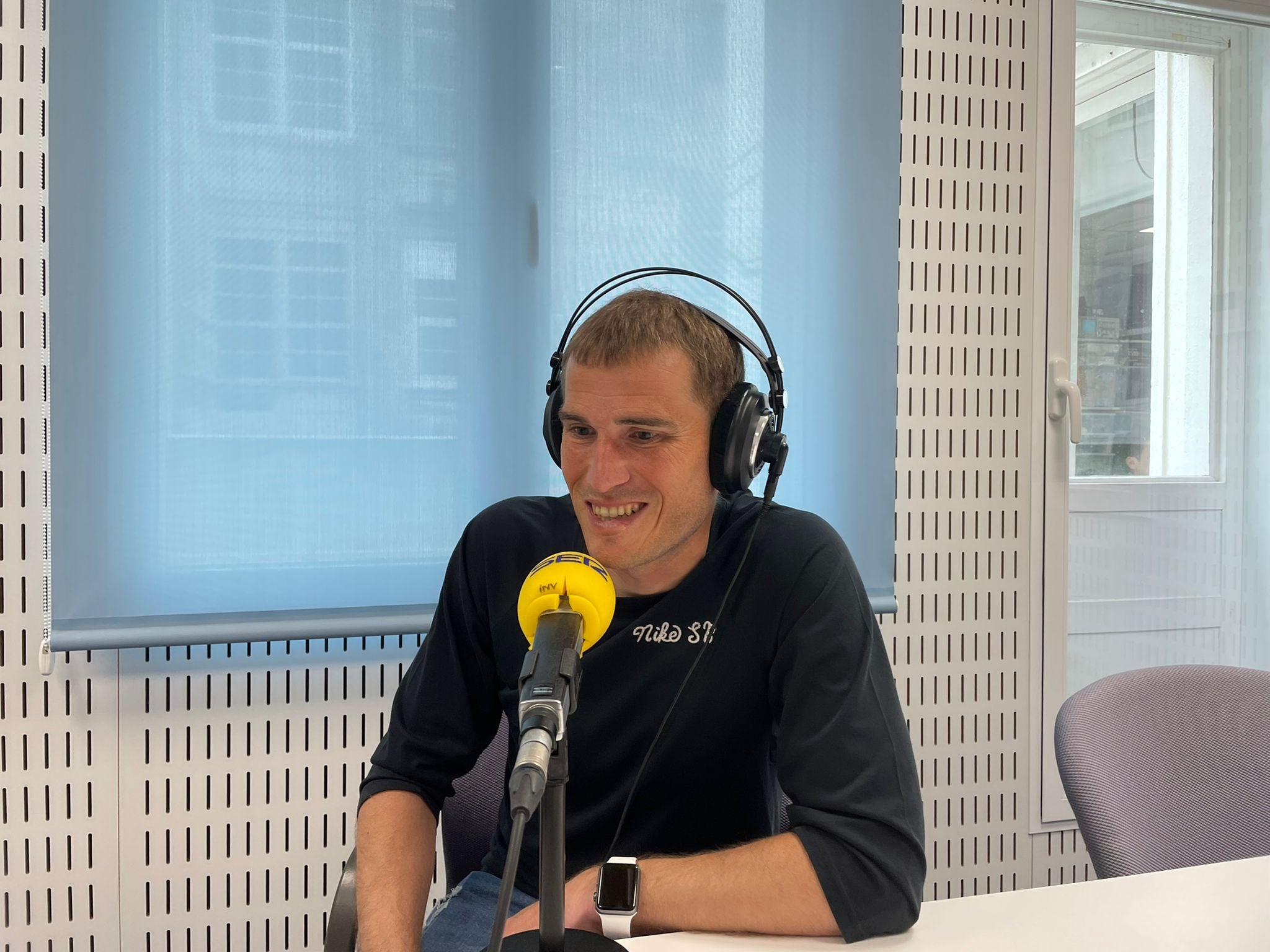 El capitán en los estudios de Radio Coruña