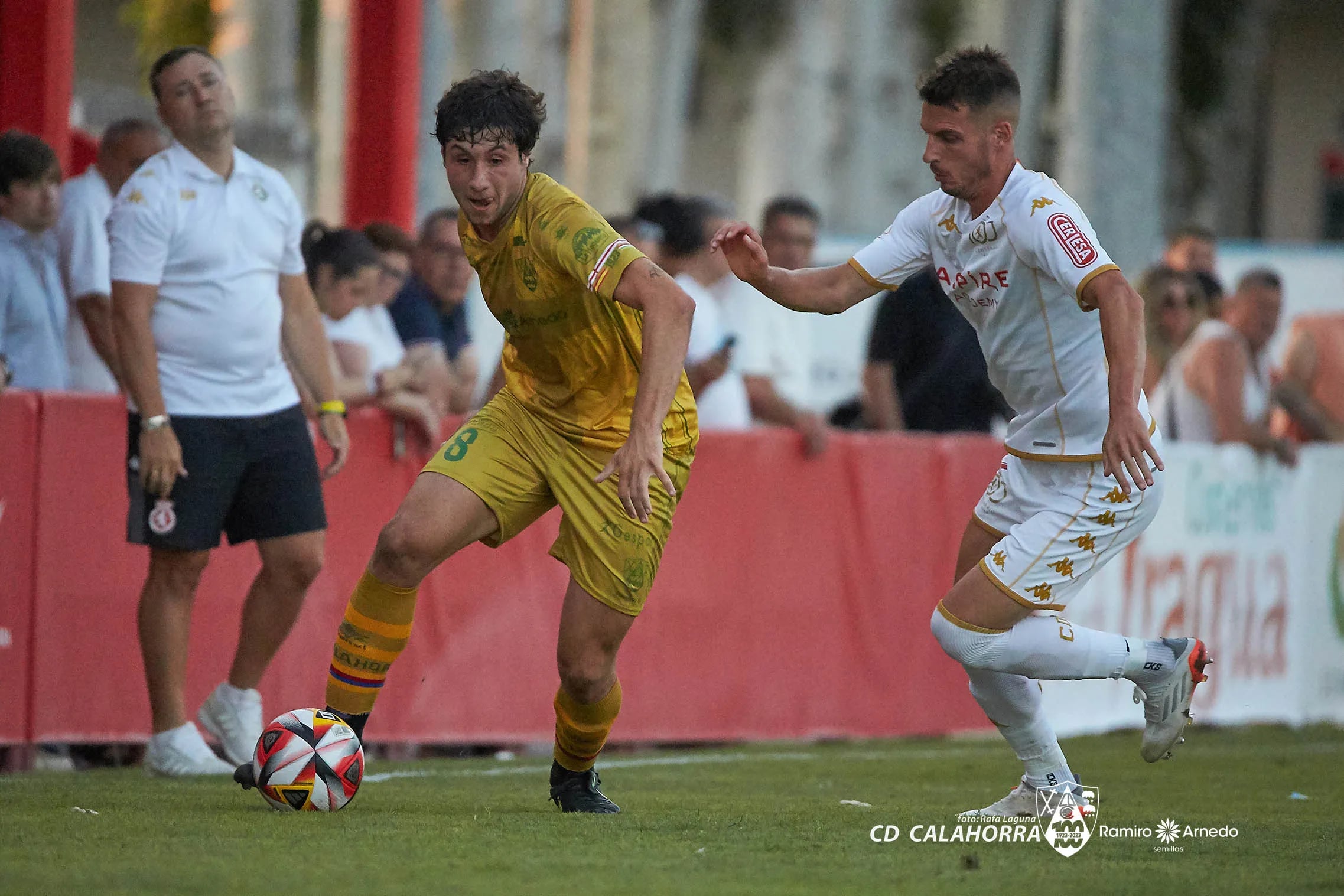 Aitor Pérez conduce el esférico durante el partido amistoso ante la Cultural / CD Calahorra