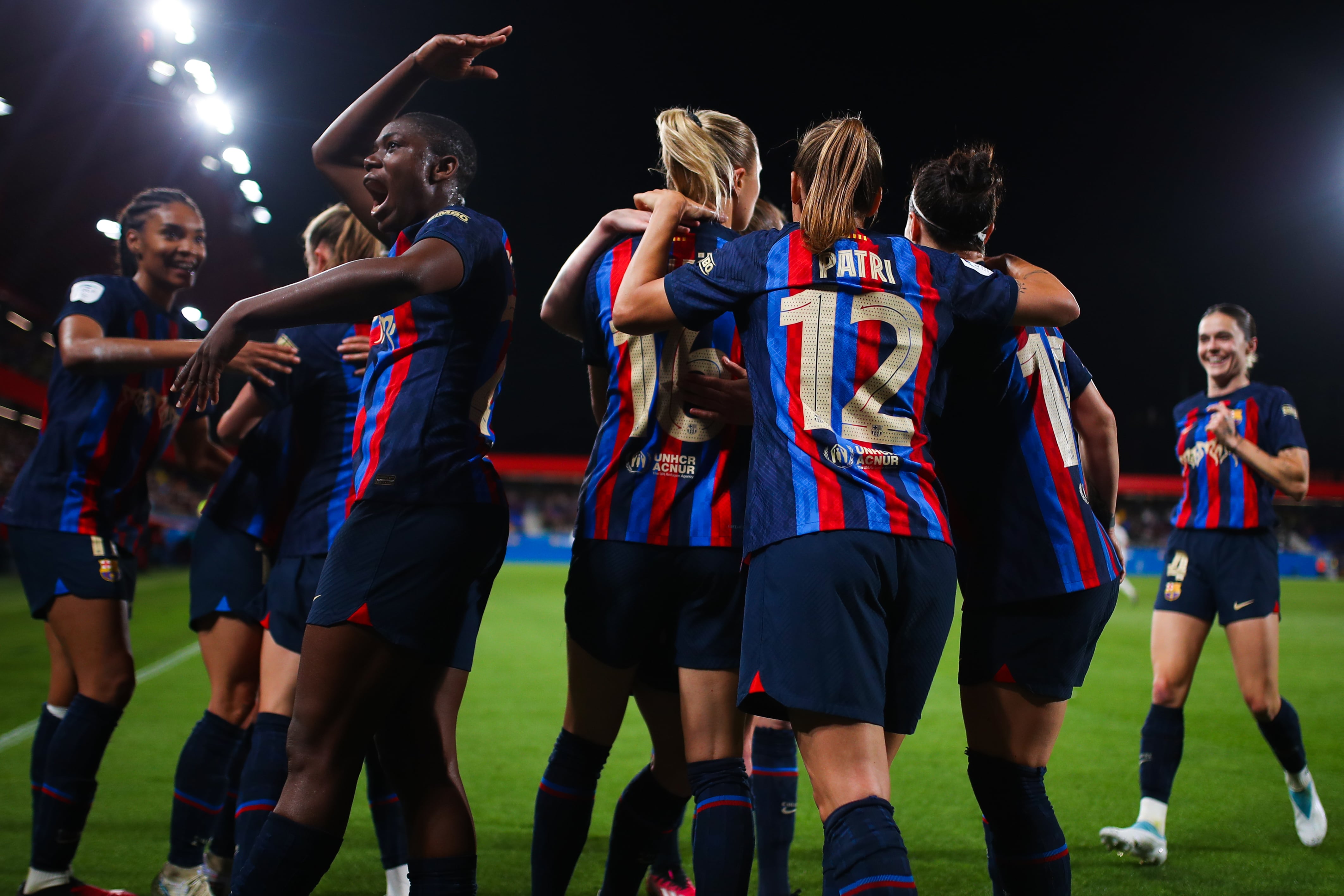 Las jugadoras del Barcelona celebran un gol ante el Real Madrid