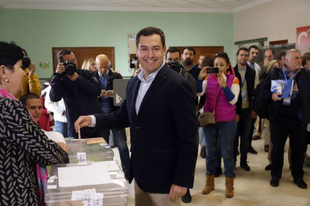 El presidente del PP-A y de la Junta de Andalucía, Juanma Moreno, vota en las elecciones generales del 10N