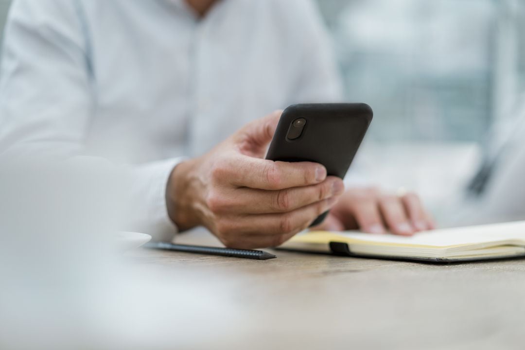 Usuario de redes sociales consulta el móvil