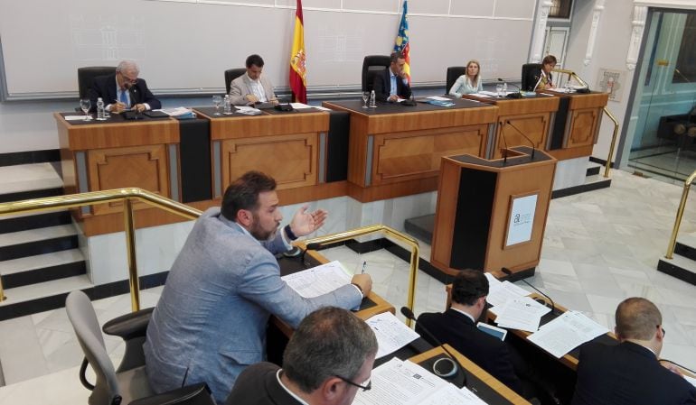 El vicepresidente de Hacienda y alcalde de Busot, Alejandro Morant, en una intervención del pleno de la Diputación del pasado mes de junio.