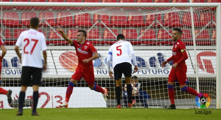  Pablo Valcarce celebra el gol marcado al Sevilla Atlético en Los Pajaritos.