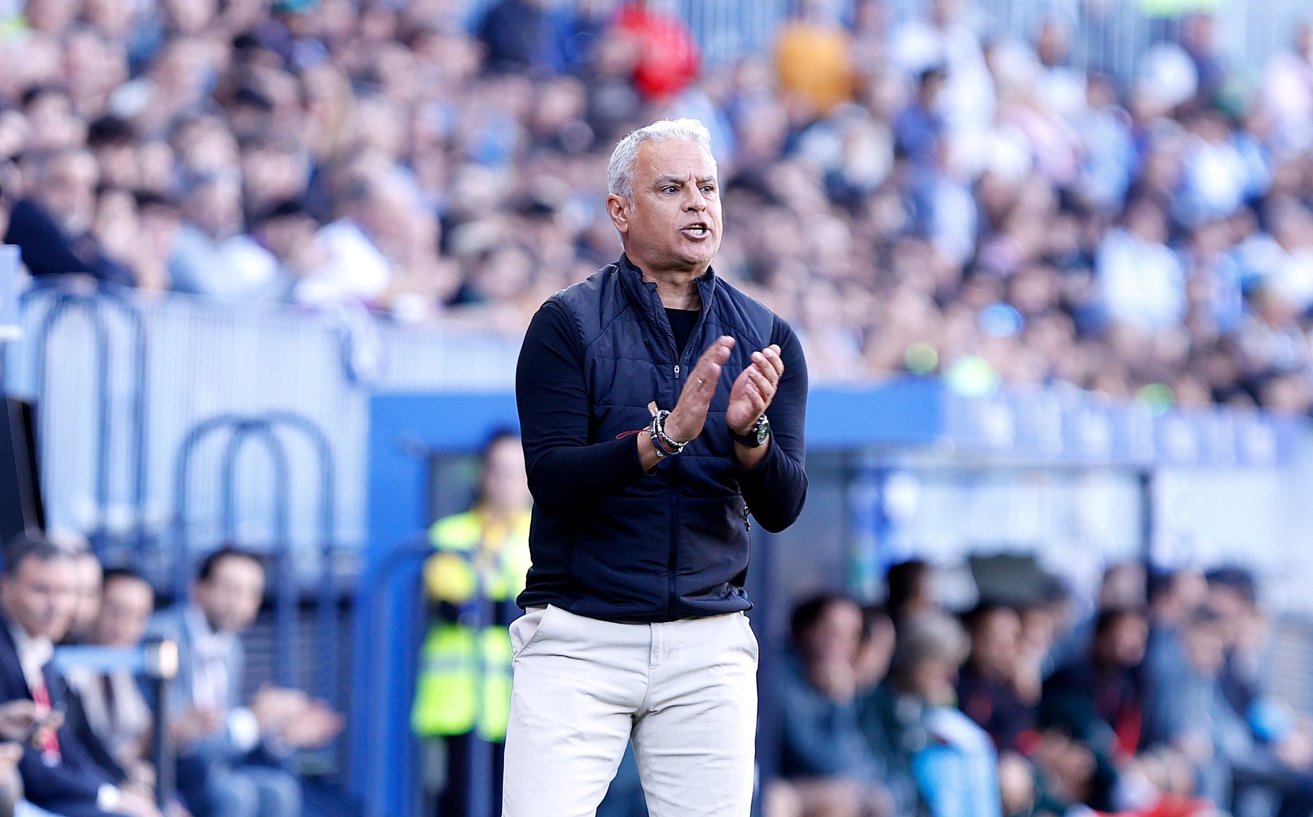 Sergio Pellicer aplaude a sus jugadores en el partido contra el Almería