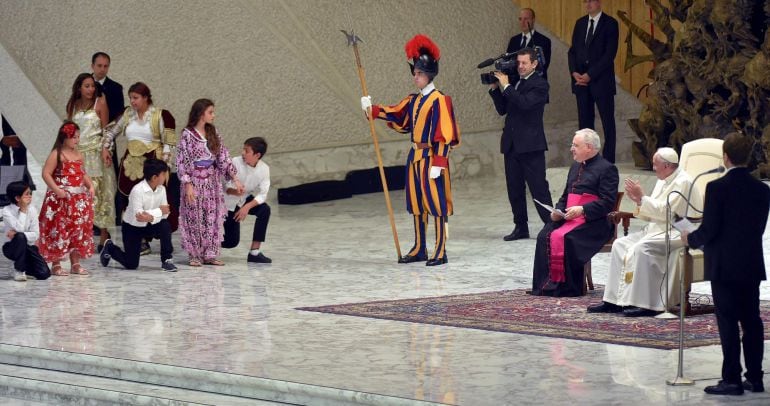 El papa Francisco (dcha) aplaude a un grupo de niños que bailaron una danza tradicional durante una audiencia con cerca de 5.000 gitanos venidos de todo el mundo en el aula Pablo VI en el Vaticano, hoy, 26 de octubre de 2015. 