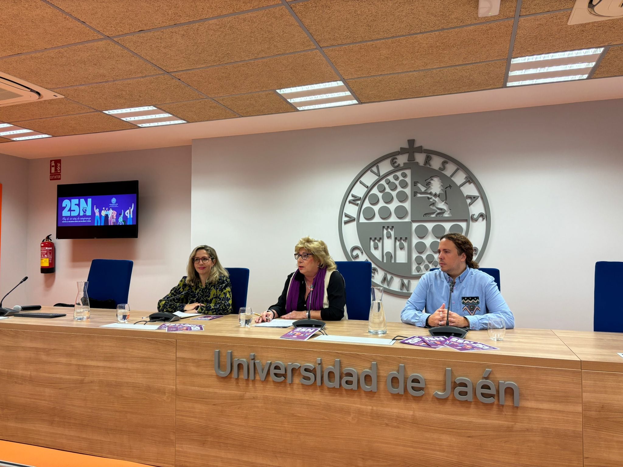 La vicerrectora de Igualdad, Responsabilidad Social y Diversidad de la UJA, Pilar Fernández, y la directora de la Unidad de Igualdad, Nieves Moyano, presentan en rueda de prensa el programa de actividades con motivo de la conmemoración del 25N.