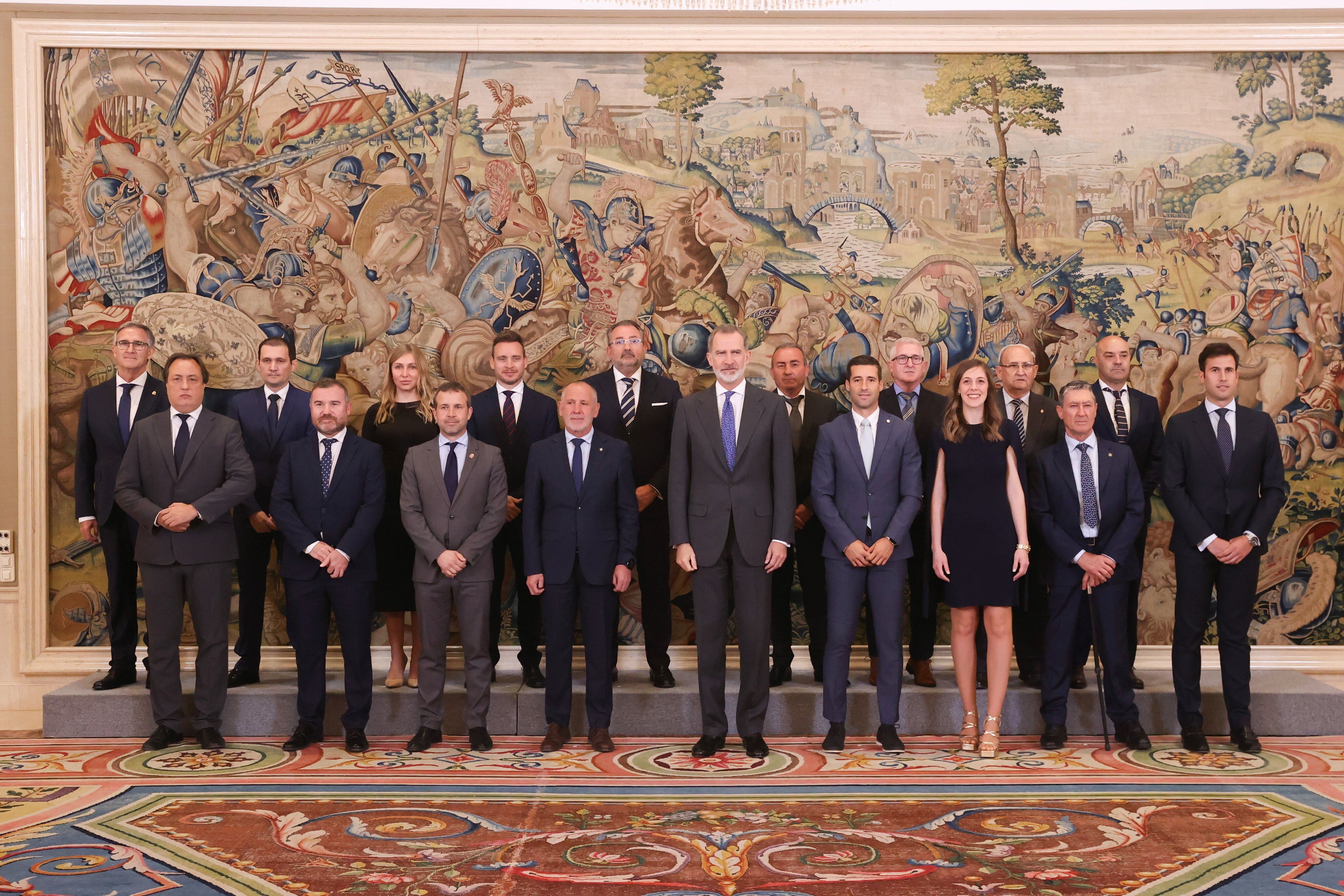 El Rey Felipe VI junto a los miembros del Real Jaén desplazado para la recepción oficial del monarca