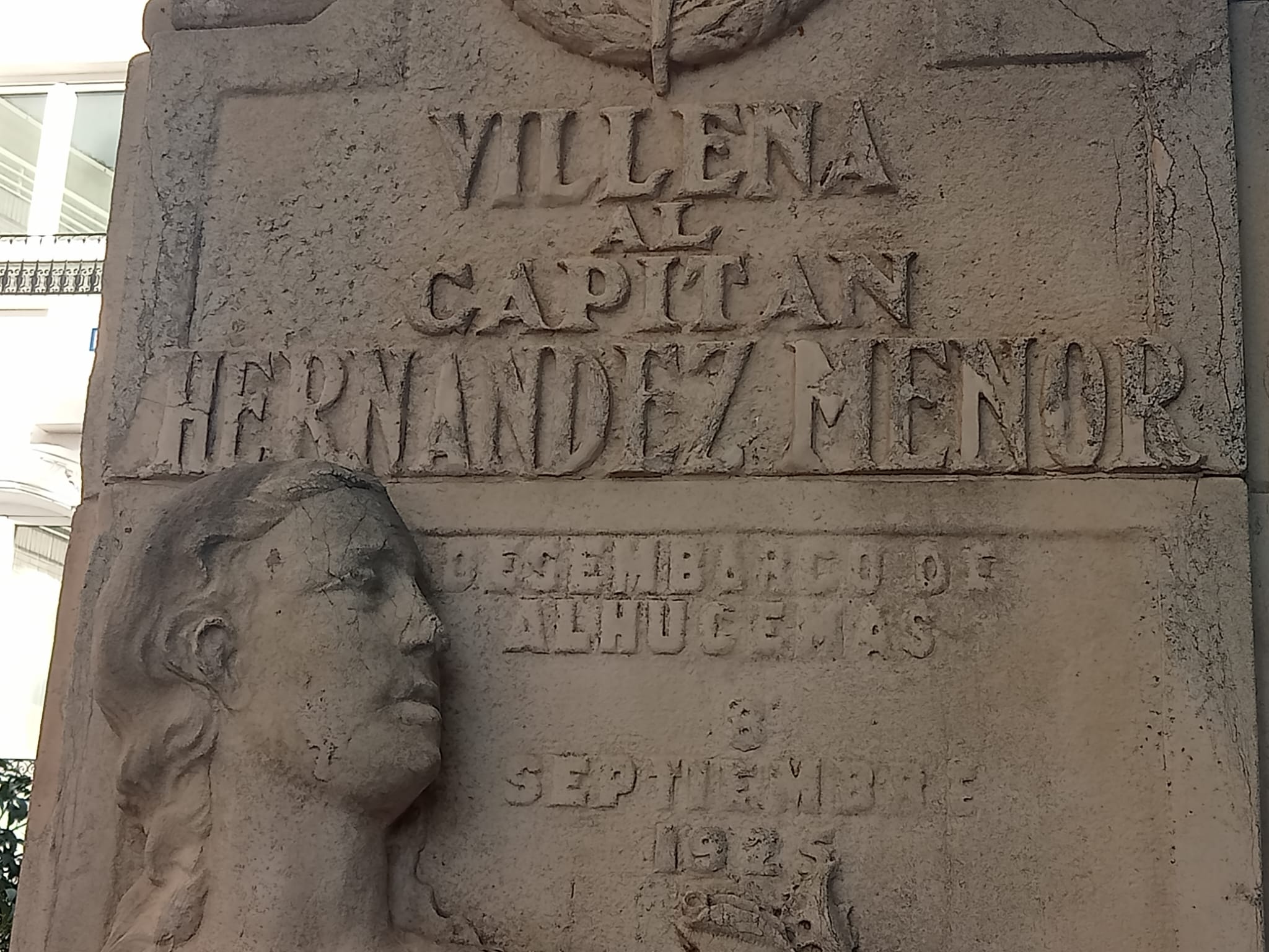 Inscripción junto al busto