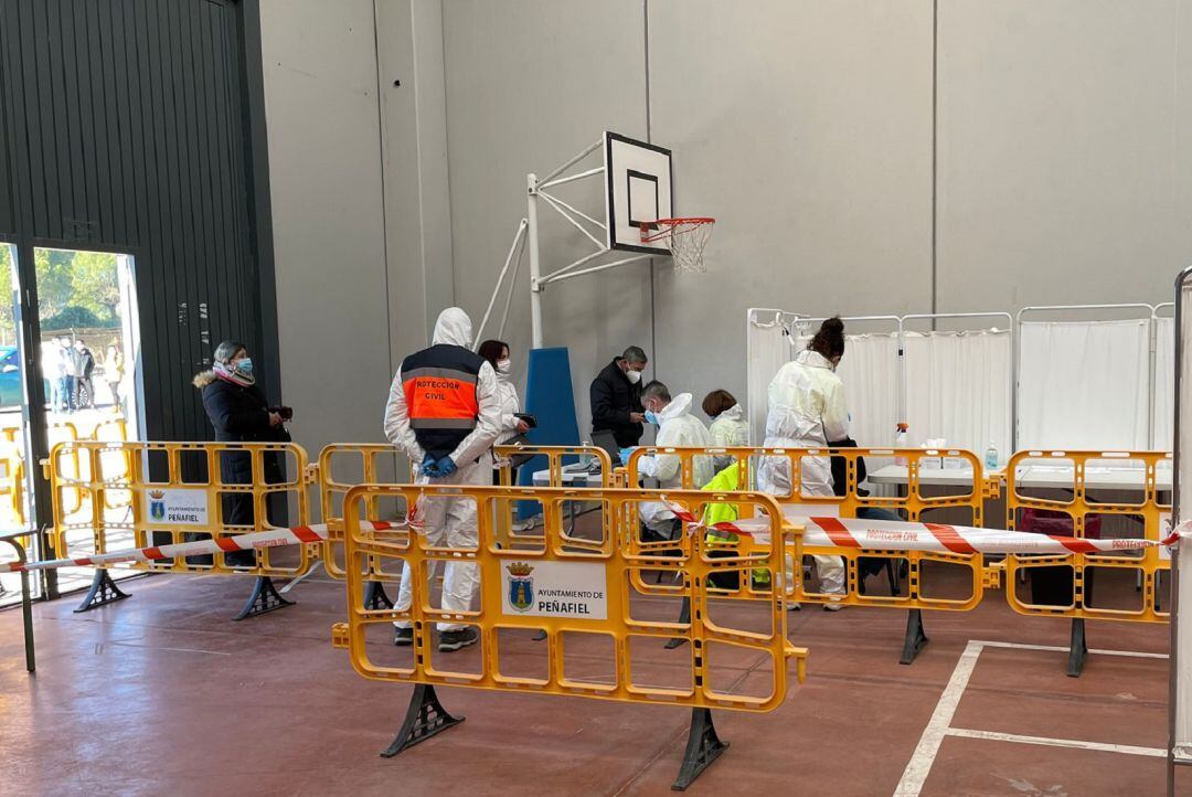 Los profesionales sanitarios desplazados hasta Peñafiel para realizar los test rápidos de antígenos.