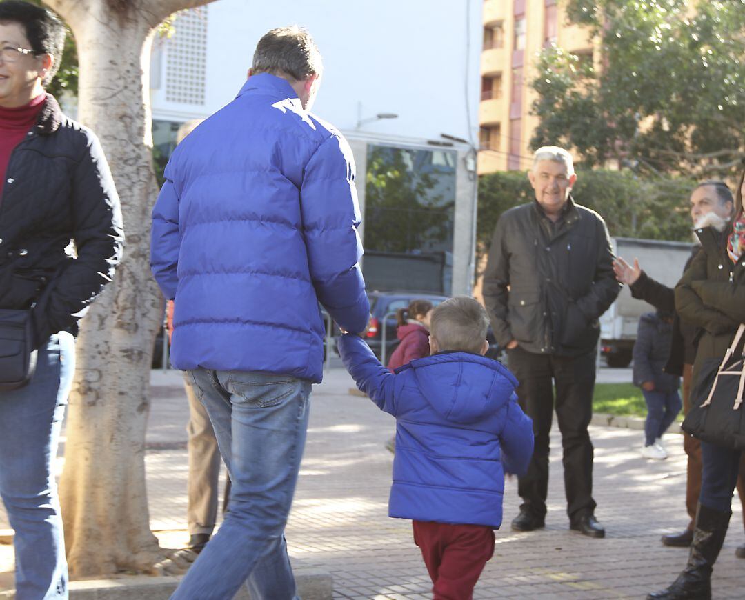 Un niño y su padre a la salida del colegio en Castelló.