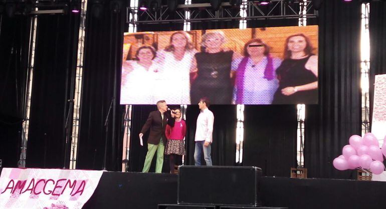 Escenario de la plaza del Pilar donde se está celebrando los actos de AMAC - GEMMA del &quot;Día internacional contra el cáncer de mama&quot;.