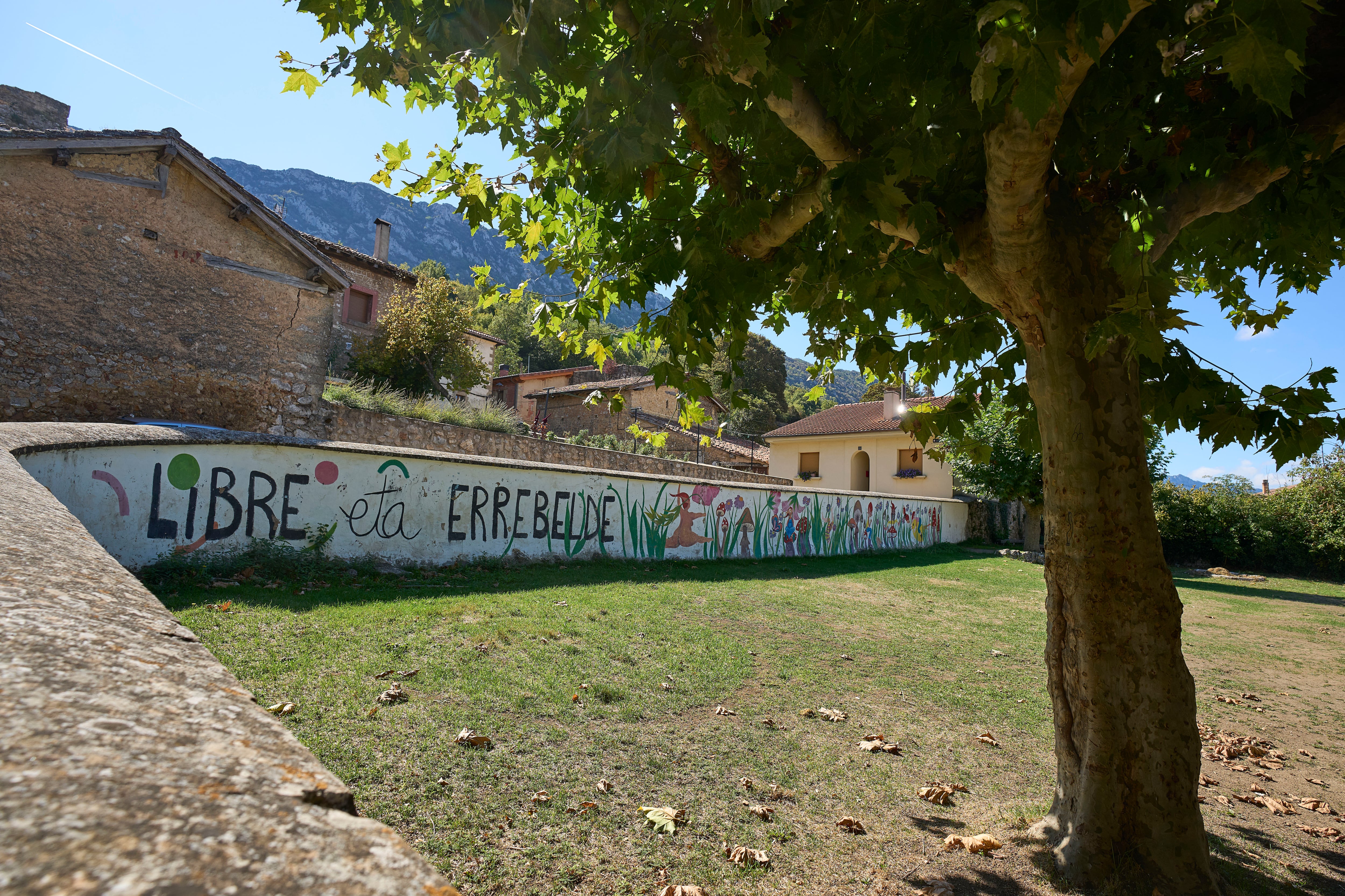 BERNEDO (ALAVA), 30/09/2025.- Vista del lugar donde se celebra el campamento de Bernedo (Álava). El Juzgado de Instrucción número 3 de Vitoria acordó ayer citar a declarar a tres menores víctimas del campamento de Bernedo (Álava) y pedir a la Ertzaintza que trate de identificar a más menores afectados, según fuentes judiciales. EFE/ Adrian Ruiz Hierro
