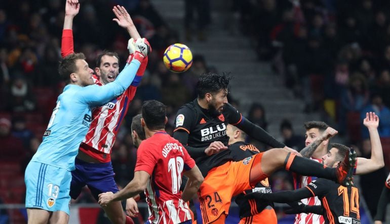 Godín y Neto, en la acción tras la que el uruguayo se tuvo que retirar del campo en el Atlético 1 - Valencia 0.