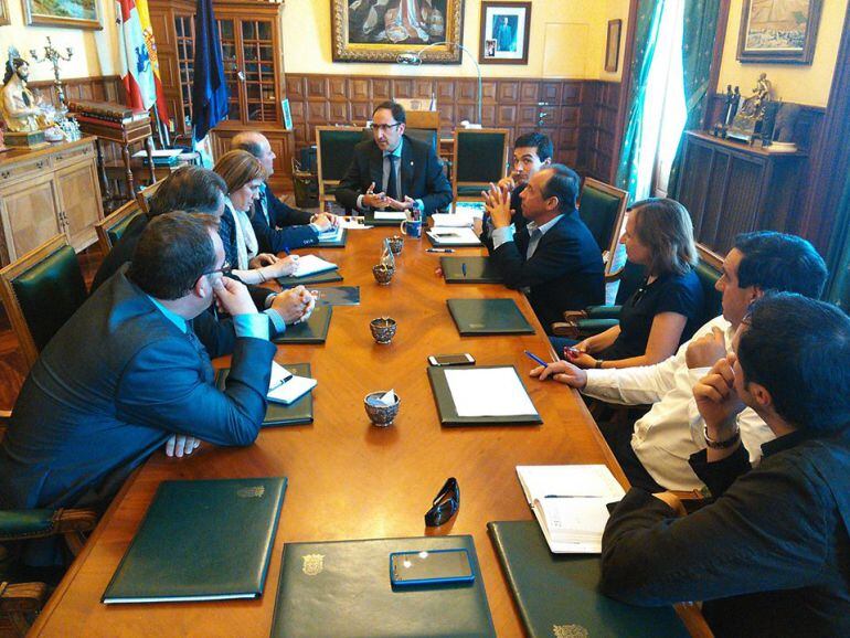 Reunión entre la Confederación de Empresarios y el nuevo equipo de gobierno del Ayuntamiento de Palencia.