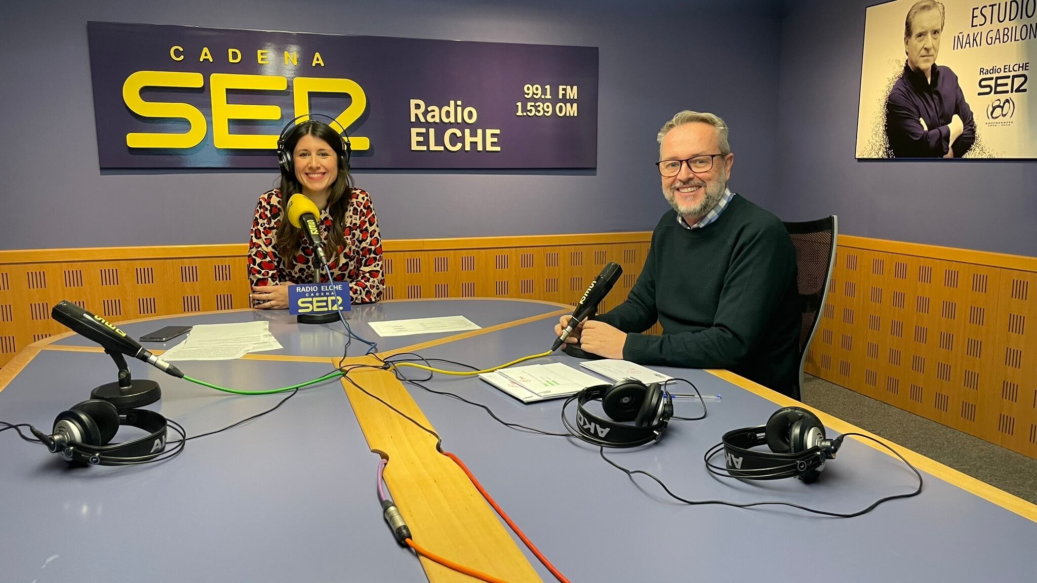 Jéssica Aniorte y José Manuel Richart en la apertura de plicas del concurso de cuentos