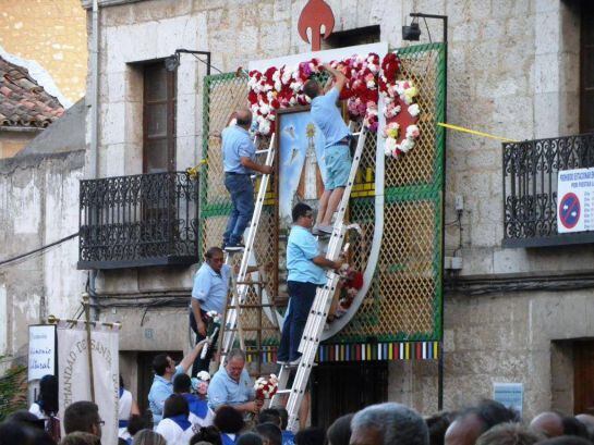 La Comisión de Festejos, encargada de clavar los claveles de colores en la estructura que rodea el cuadro