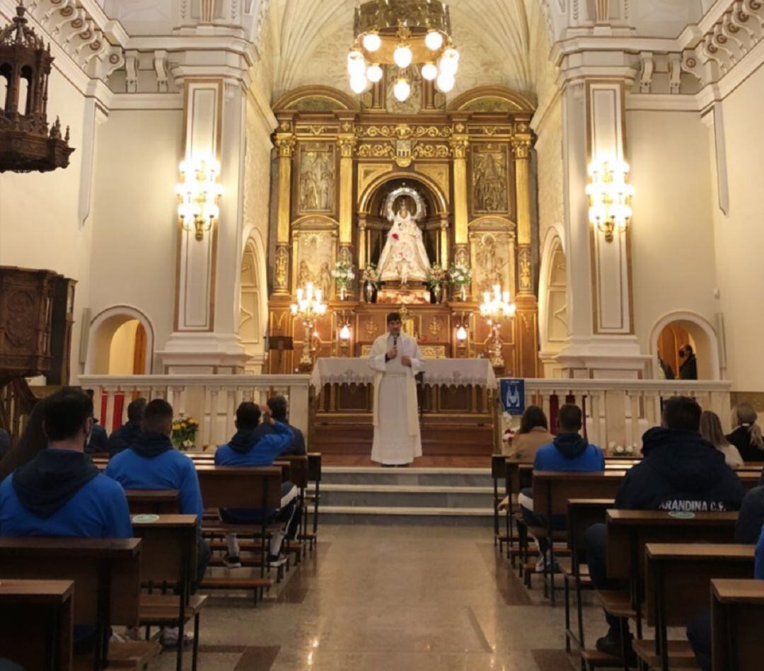 La plantilla blanquiazul, durante el acto de ofrenda a la patrona en el santuario de la Vurgen de la Viñas.