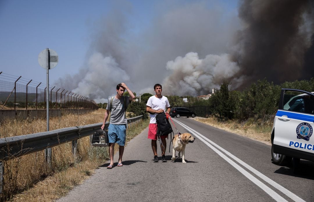 Incendio de Atenas obliga a desalojar suburbios por alcanzar viviendas.