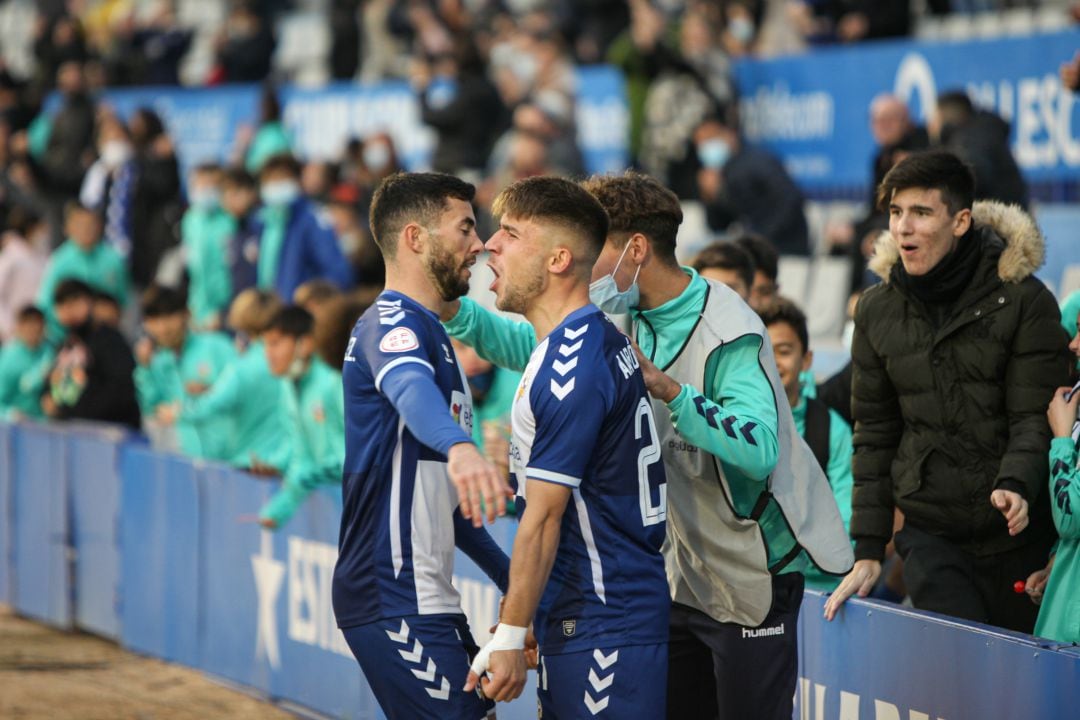 Jugadores del Sabadell celebran un gol