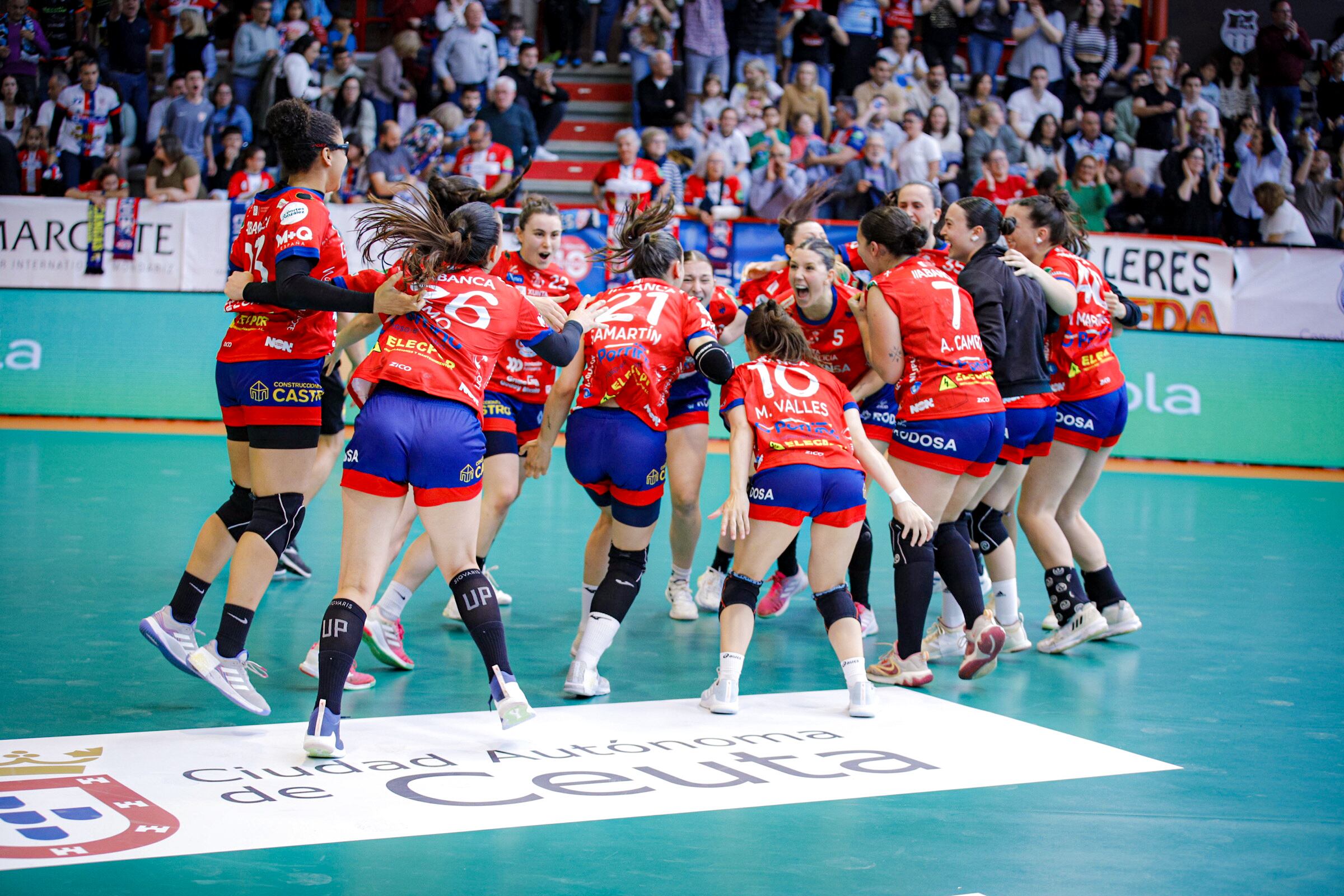 Las jugadoras del Porriño celebran el pase a semifinales