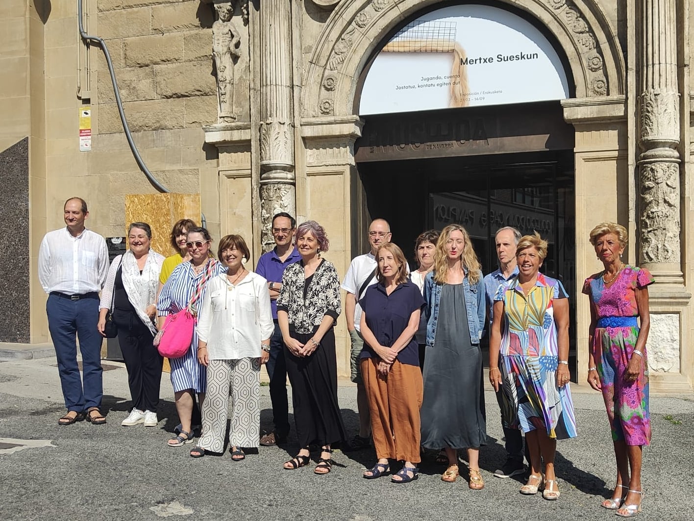La consejera de cultura, Rebeca Esnaola, y la directora del Servicio de Museos, Susana Irigaray junto a representantes de las asociaciones participantes de Cultur Izan 2025