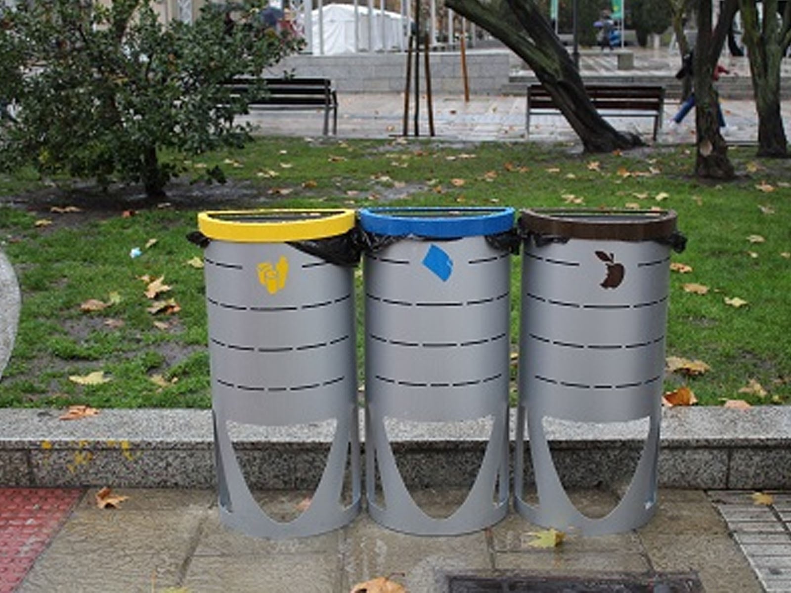 Papeleras de recogida selectiva en una calle de Zamora