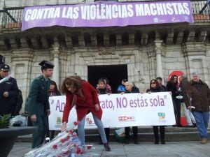 Los concentrados en la plaza depositan una rosa como acto simbólico por cada una de las mujeres asesinadas durante el año 2016