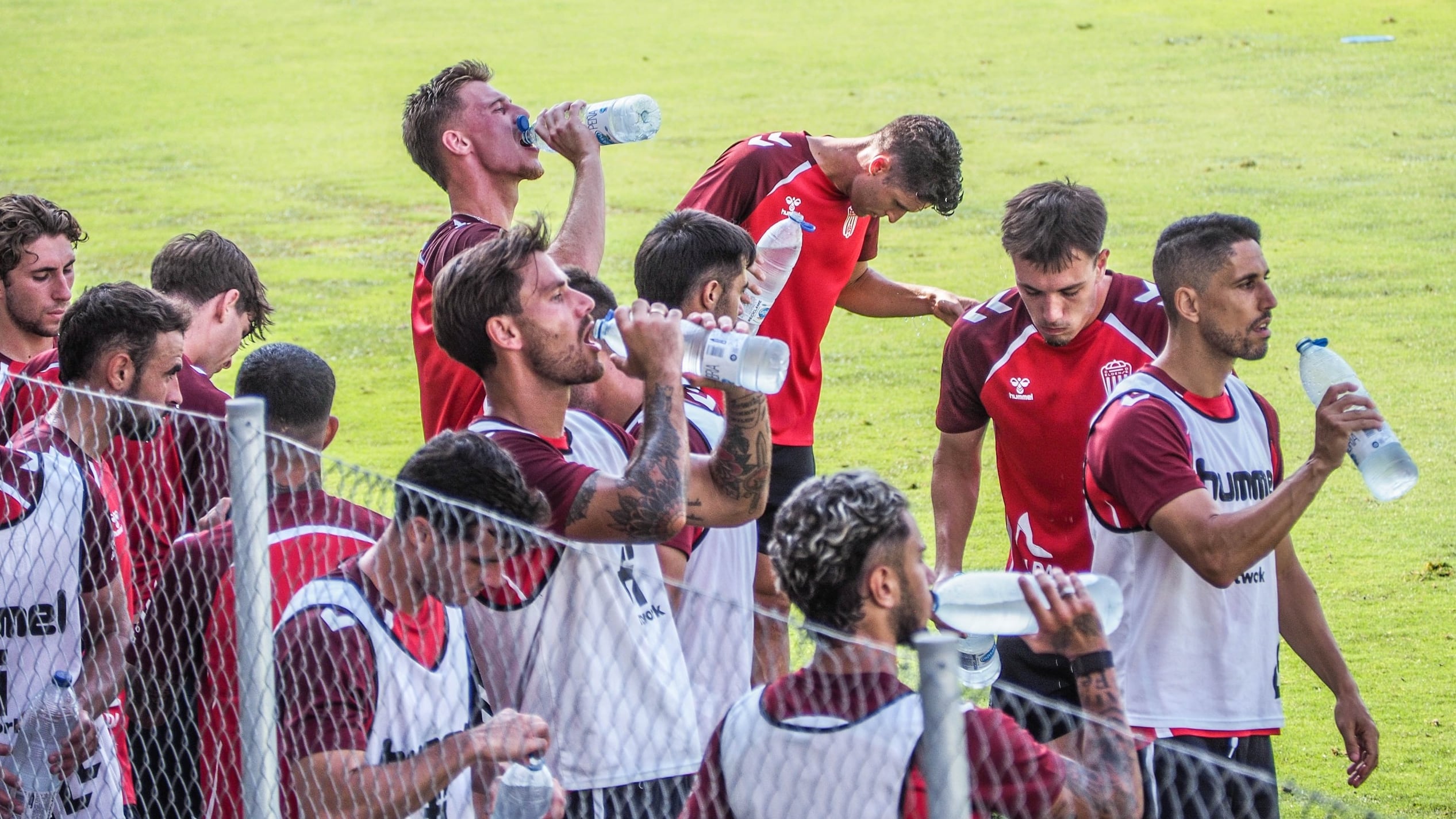 Los futbolistas soportan las altas temperaturas