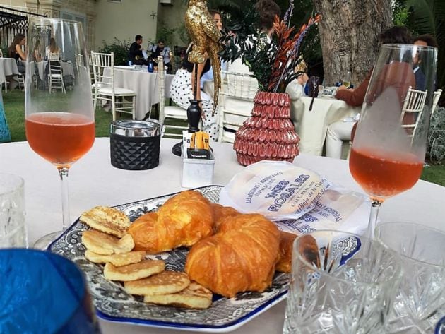 Bollería artesanal e Inés Rosales regadas con cava rosado para comenzar