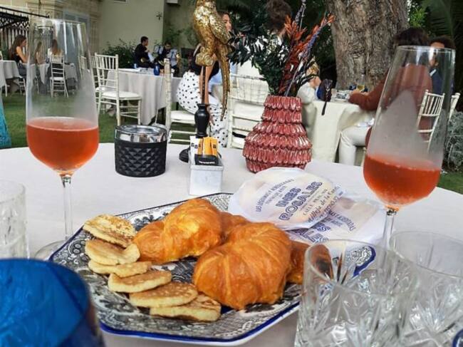 Bollería artesanal e Inés Rosales regadas con cava rosado para comenzar