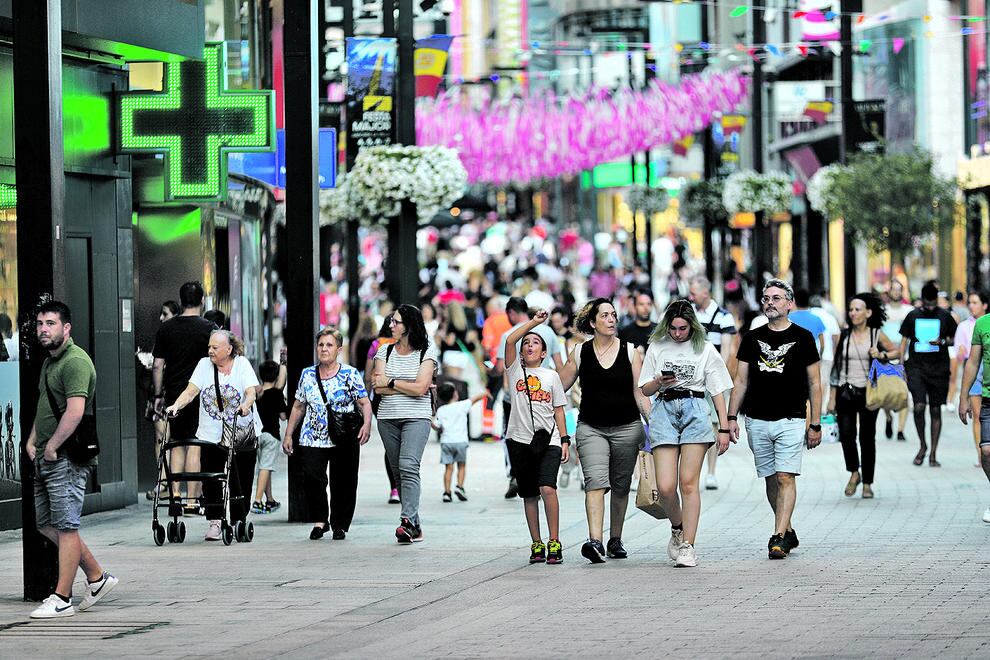 Turistes passejant per l&#039;avinguda Meritxell