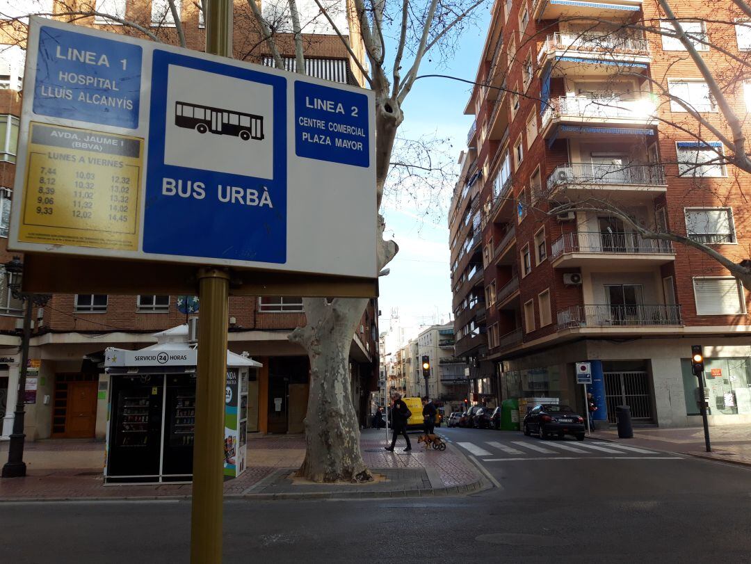 Parada del bus urbano en la Albereda de Jaume I