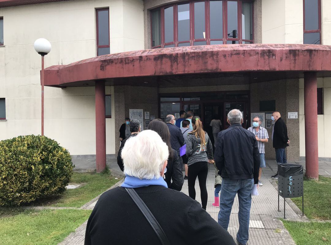 Cola de pacientes para entrar al centro de salud de A Guarda.