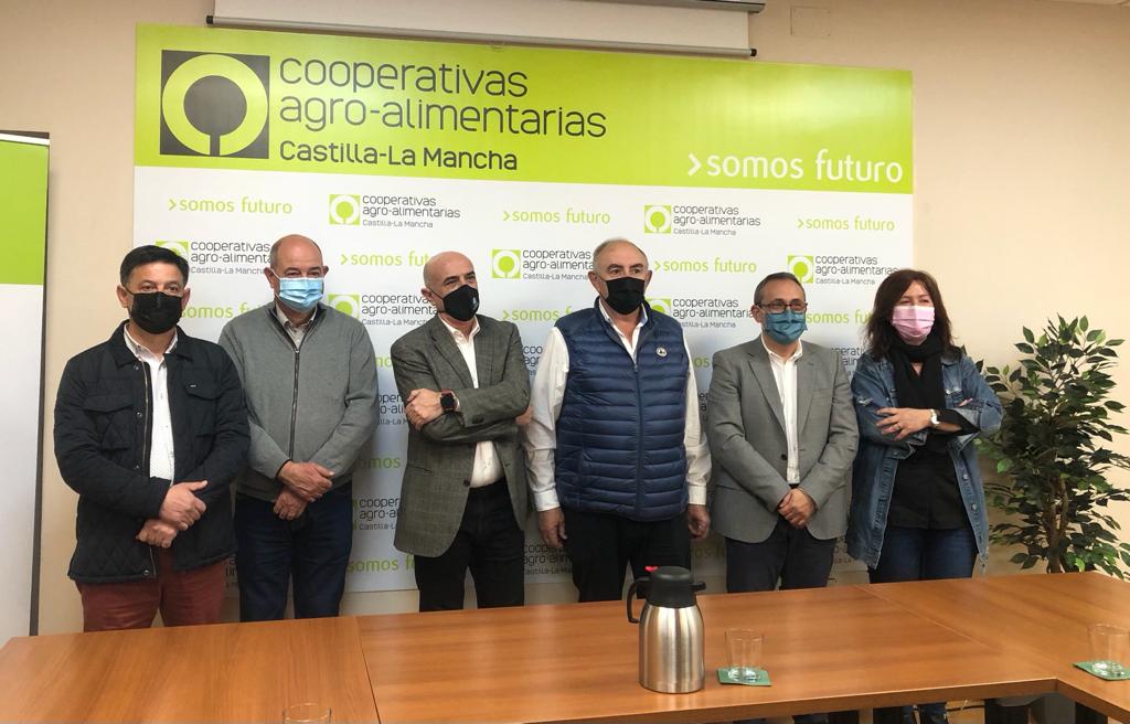 José María Fresneda, presidente de ASAJA CLM, Julián Morcillo, secretario de UPA y Noelia Serrano, responsable de COAG, el portavoz de Agua de Cooperativas Agro-alimentarias CLM, Julio Bacete y el director de la organización, Juan Miguel del Real.