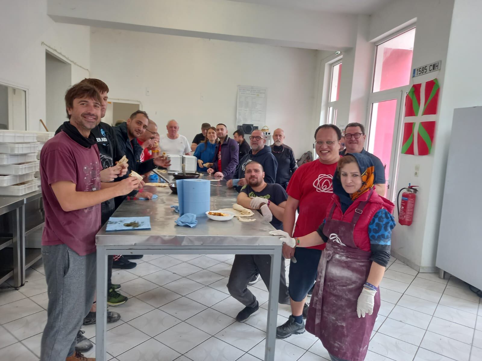 Las personas voluntarias en la cocina de Zaporeak en Lesbos, esta misma mañana