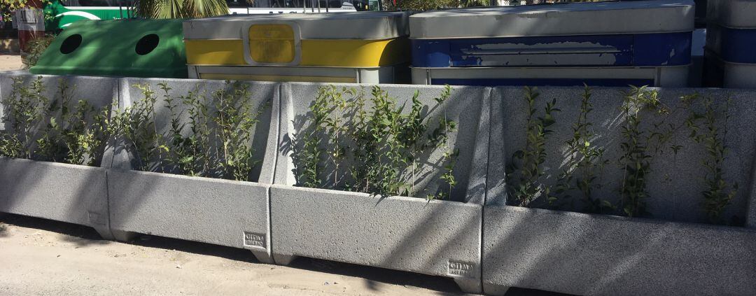 Cerramientos instalados en las zonas de recogida de contenedores en Baeza.